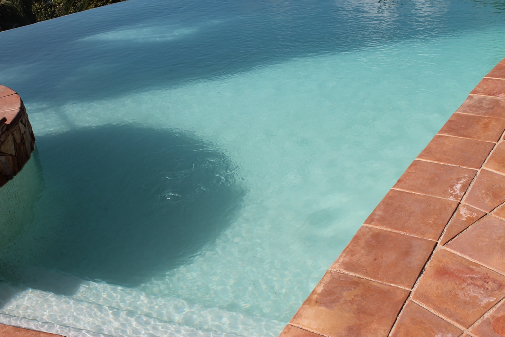 Les marches romaines de la piscine (50cm de profondeur)